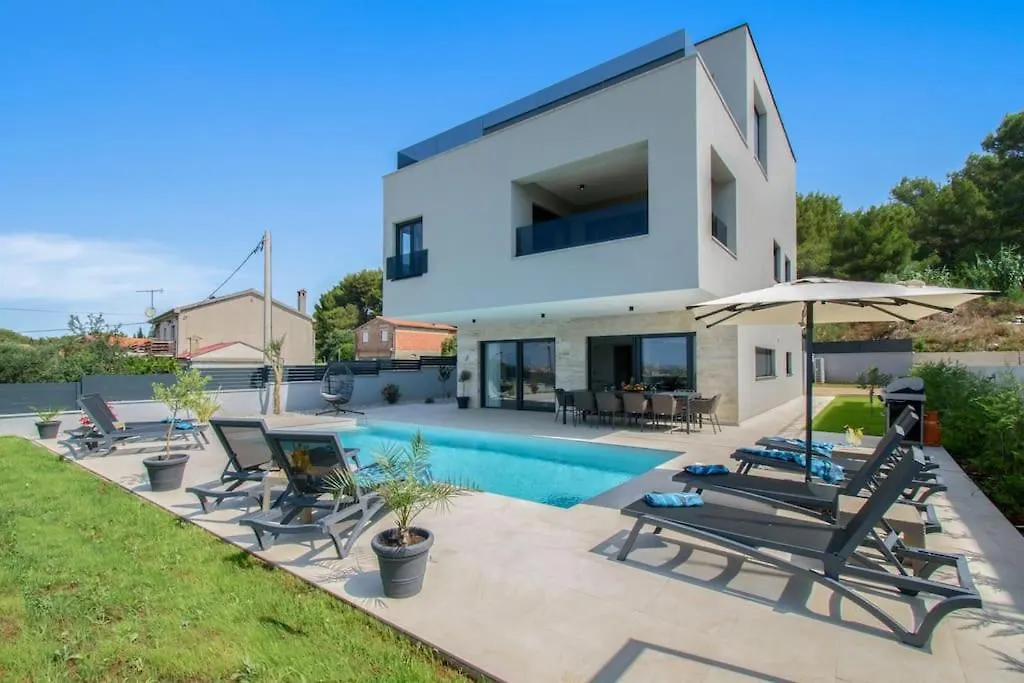 Luxury Villa Sabina With A View Of 풀라